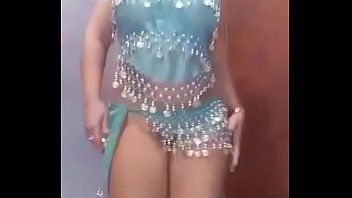 Redare Miki face un strip tease în timp ce dansează din buric apoi linge s. si bea pis