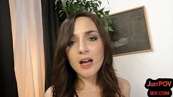 تشغيل بوف الهواة فاتنة مع الحلو الوشم pussyfucked بعد bj
