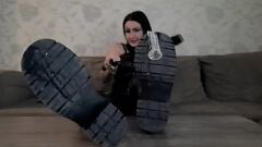 Reproduzir Dominatrix exige pau para limpar suas solas de bota sujas com língua