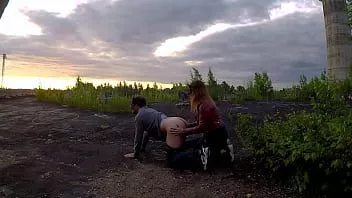 播放 这家伙把她的鸡巴吸到深喉咙，然后把自己的精子射进屁股
