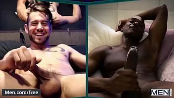 再生 6人の男性がビデオ通話に集まり、ディルドで穴を犯す人もいれば、ディックを撫でる人もいます-男性