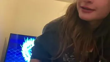 play A melhor amiga lésbica entra na sala para um tratamento facial
