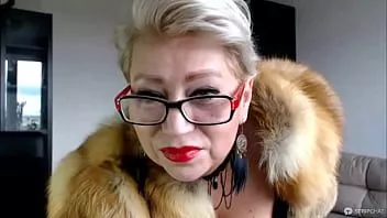 Riproduci Una puttana russa matura in webcam aimeeparadise in una pelliccia soffia il fumo in faccia al suo schiavo virtuale!