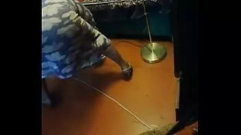 Reproduzir A empregada lava o chão, curvando-se com câncer, levantando a bunda como uma cadela