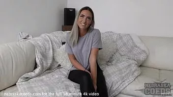 Riproduci Calda bionda sporcacciona fa la sua prima volta in assoluto video sul divano del casting bianco