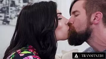 Redare Transfixed - prima experiență trans a unui tip cis cu femdom baddie ariel demure