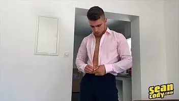 再生 ユーロ スタッド (thony) グレーは、たくさんのエッジングの後に大きな負荷を与え、腹筋を精液で覆います - ショーン コーディ