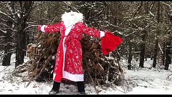play Rus Noel Baba ormanda büyük aletini geri çekiyor ve 2022 yeni yılı için hediye olarak spermini gönderiyor!
