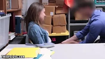 Jouer Voleur adolescent utilisé par un flic sale comme un jouet bon marché