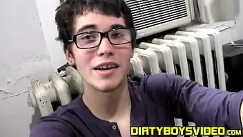 play Twink indossa occhiali sexy mentre si masturba dal suo grosso cazzo