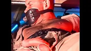 play O policial sujo Derek ainda está tentando se libertar