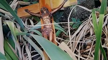 play Curva italiană se pișează pe un crucifix într-un cimitir desconsacrat