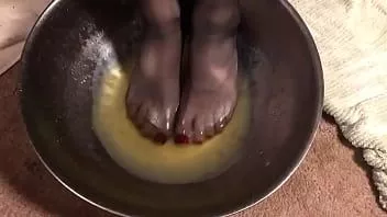 Reproduzir Lava-pés e enema com urina velha e fria e suja, em meias escuras
