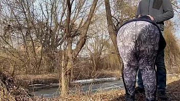Riproduci La suocera in leggings tiene delicatamente il mio cazzo mentre piscia e succhia alla grande per strada