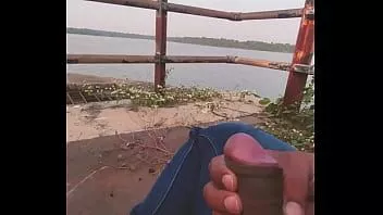play Nagpur ragazzo all'aperto si masturba con bella vista
