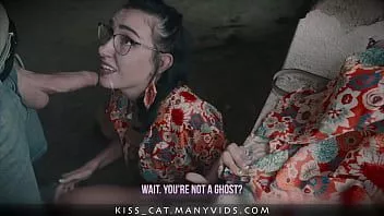 play O fantomă străină chemată la dracu în public cu Kisscat într-o casă abandonată / kisscat.xyz