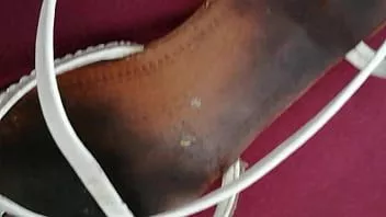 Play Quick nut on her smelly dirty sandals