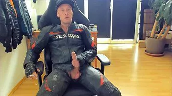 play Masturbare si ejaculare in piele murdara de motociclist in timp ce fumezi