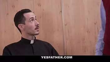 Redare Preotul pervers îl ia pe birou pe un băiat de la academia catolică și un băiat nechibzuit geme orgasmic