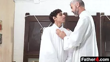 play من المعروف بين الكهنة وزملائه أن الصبي لديه عقل قذر ومستعد لاستكشاف كل ركن من أركان الفساد الجنسي بابتسامة على وجهه