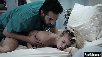 Oynat Kirli bir doktor tarafından devasa bir şeyle kullanılan çaresiz sarışın