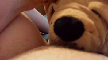 Riproduci La tua sporca Nicoletta gioca con un simpatico cane di peluche, sei pronto?