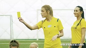 Riproduci Private.com - La troia super calcistica Blanche Bradburry si fa anale!