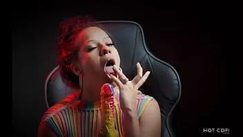 play Latina sexy suge acadea uriașă în formă de pula și te face să viri cu vorburile ei murdare