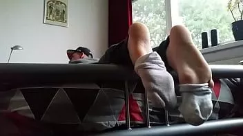 play Tânăr băiat băiatul meu picioare pe pat cerere vid
