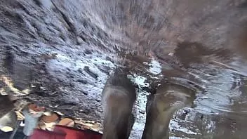 Reproduzir Brokenbitch enchendo as solas das botas de borracha com lama