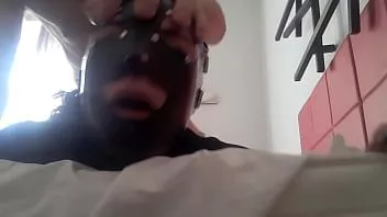 Jouer Laura sur des talons sur une scène de gorge profonde rugueuse - suce ma bite sale salope