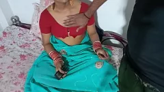 Reproduzir Marido dá à esposa uma surpresa quente em casa em pornografia HD indiana explícita