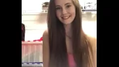 play Une ado brune parle de façon cochonne avec un gode, suce et crache