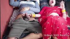 play भारतीय सौतेली माँ की होली सरप्राइज: डर्टी टॉक और वेट बिल्ली