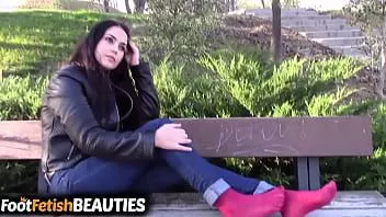 Riproduci Bruna a piedi nudi mostra i suoi piedi in pubblico nel parco