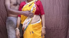 play Desi MILF in sari viene crema dagli amici del marito nel gioco di ruolo hardcore
