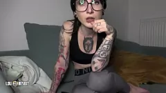 play Dirty Talking Femdom Lou Nesbit vous transforme en son soumis