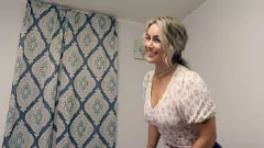 play Compartiendo la cama con mi madrastra rubia caliente milf