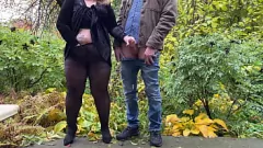 تشغيل خطوة غريب تريد المزيد من الأماكن الخارجية: صنم النايلون ، حمولة ضخمة ، و cumshot handjob