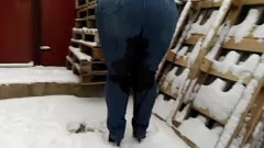 Afspelen Mollige milf pissingen in het openbaar: kinky buitenfetisjactie
