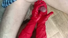 Jouer Kinky bbw milf lait une grosse bite avec des gants de ménage