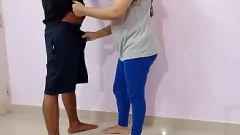 Afspelen Desi Indiase Bhabhi maakt Europese Daver wakker voor interraciale creampiesessie