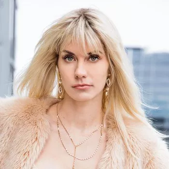Порнозвезда Cassie Bender
